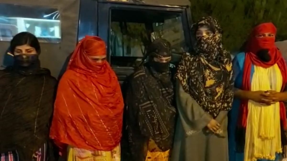  सेक्स रैकेट संचालिका मौके से फरार.