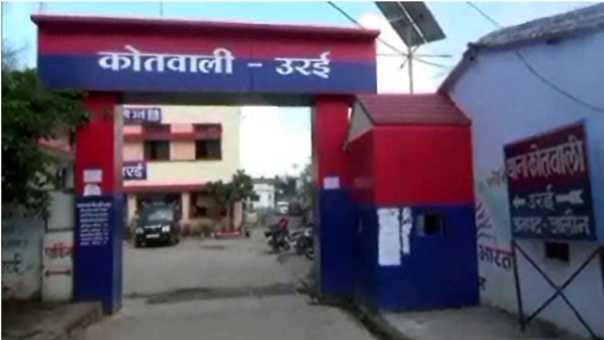 कांग्रेस जिलाध्यक्ष पर युवतियों ने चलाया जूता, बीच सड़क पर पीटा.