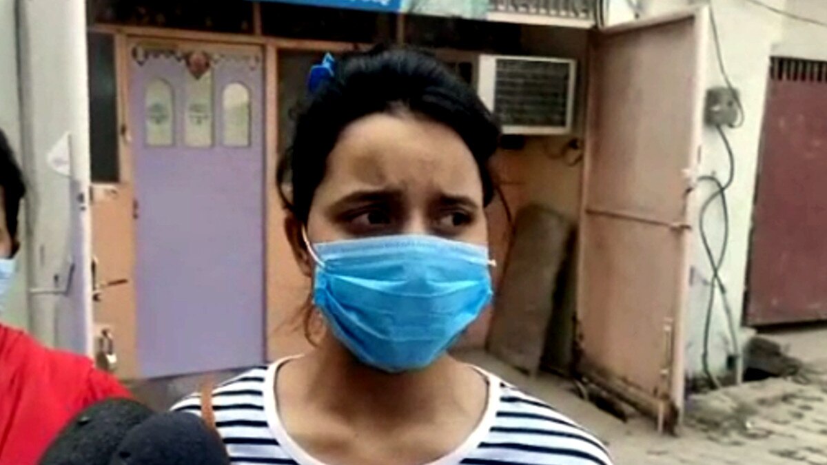 कांग्रेस जिलाध्यक्ष पर युवतियों ने चलाया जूता, बीच सड़क पर पीटा.