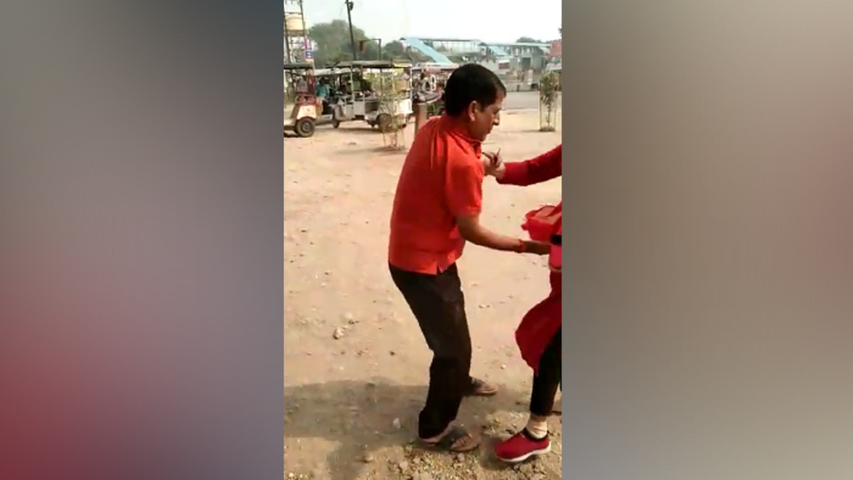 कांग्रेस जिलाध्यक्ष पर युवतियों ने चलाया जूता, बीच सड़क पर पीटा.