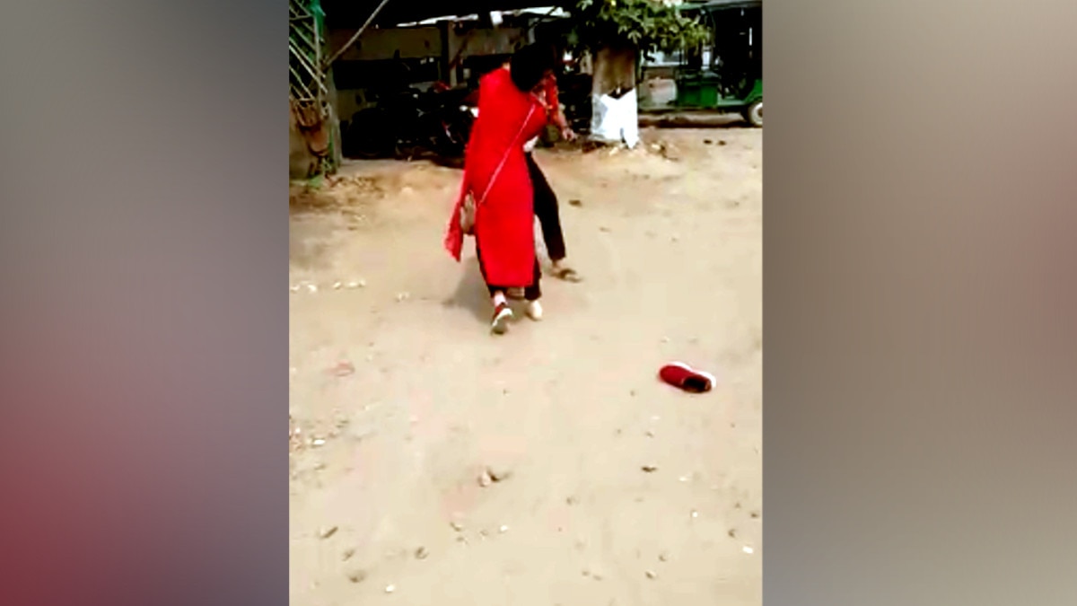 कांग्रेस जिलाध्यक्ष पर युवतियों ने चलाया जूता, बीच सड़क पर पीटा.