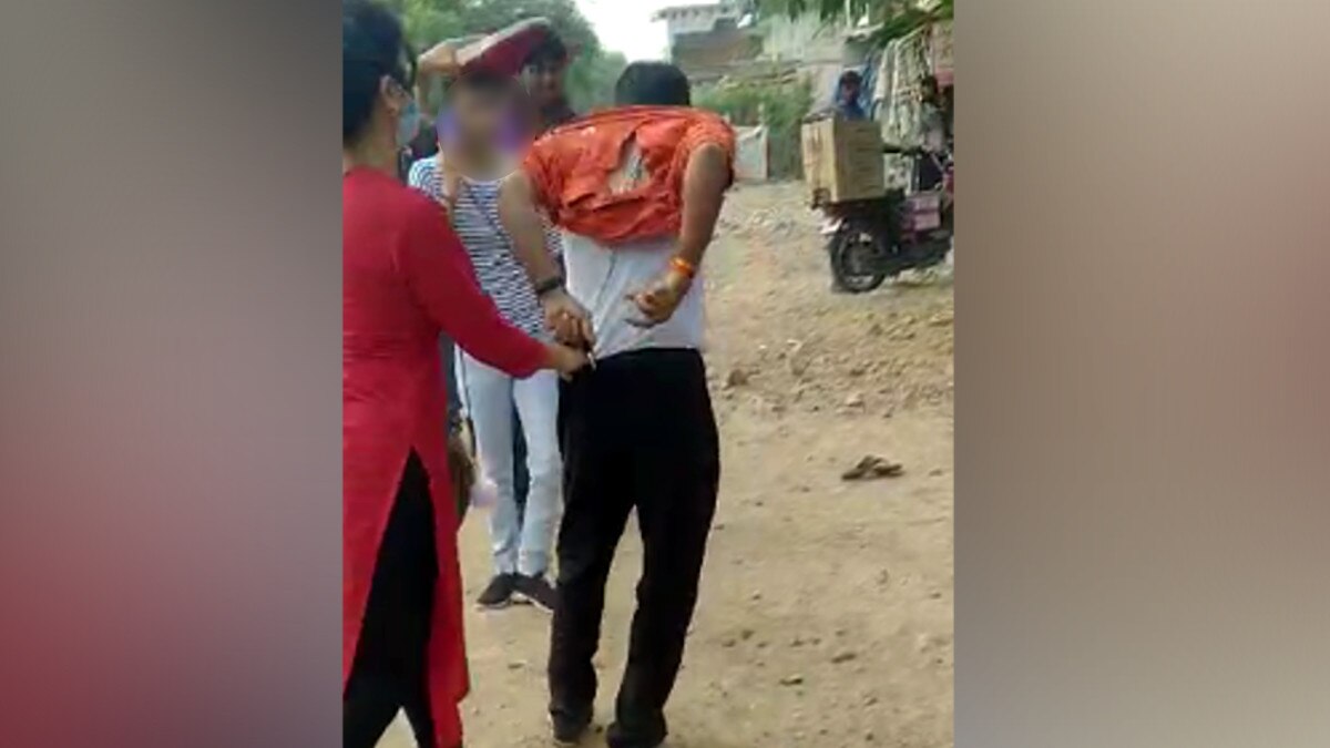 कांग्रेस जिलाध्यक्ष पर युवतियों ने चलाया जूता, बीच सड़क पर पीटा.