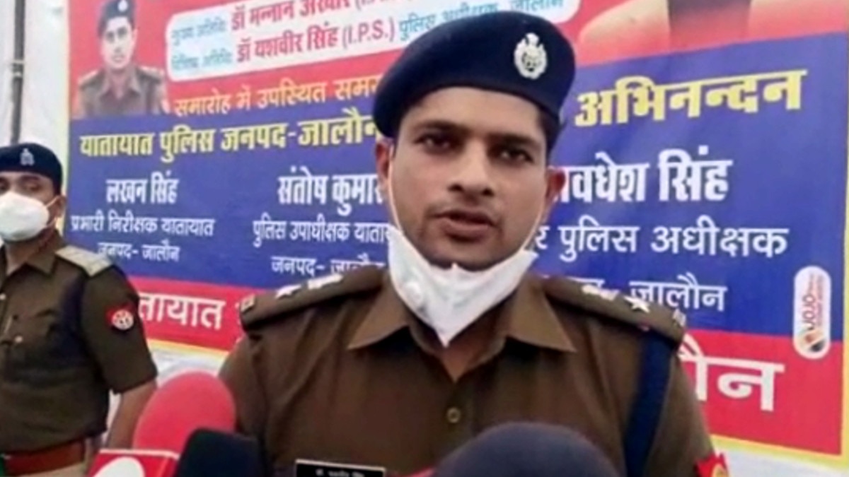 कांग्रेस जिलाध्यक्ष पर युवतियों ने चलाया जूता, बीच सड़क पर पीटा.