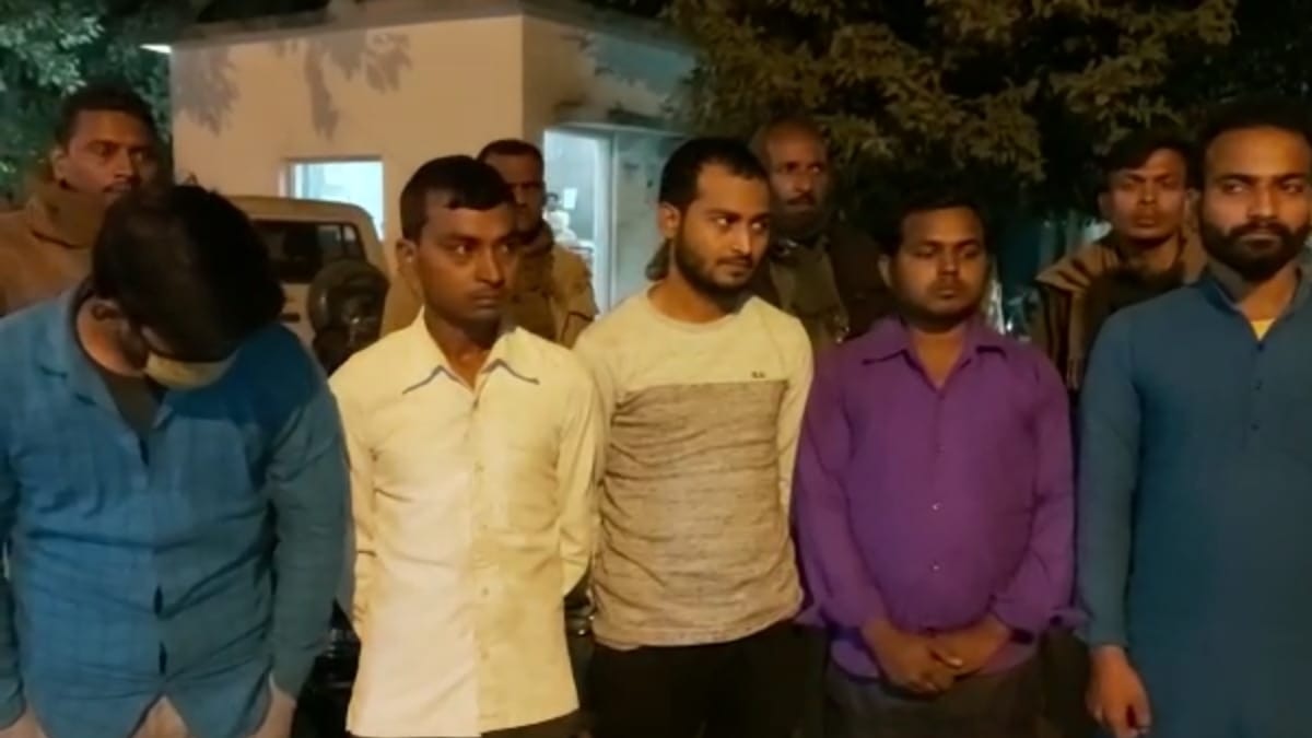 सेक्स रैकेट संचालिका हुई मौके से फरार.