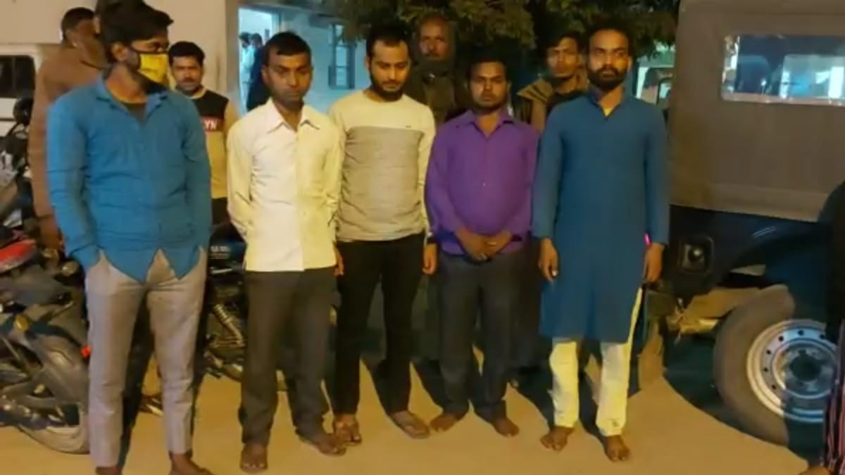 पुलिस ने पांच युवकों को भी किया गिरफ्तार.