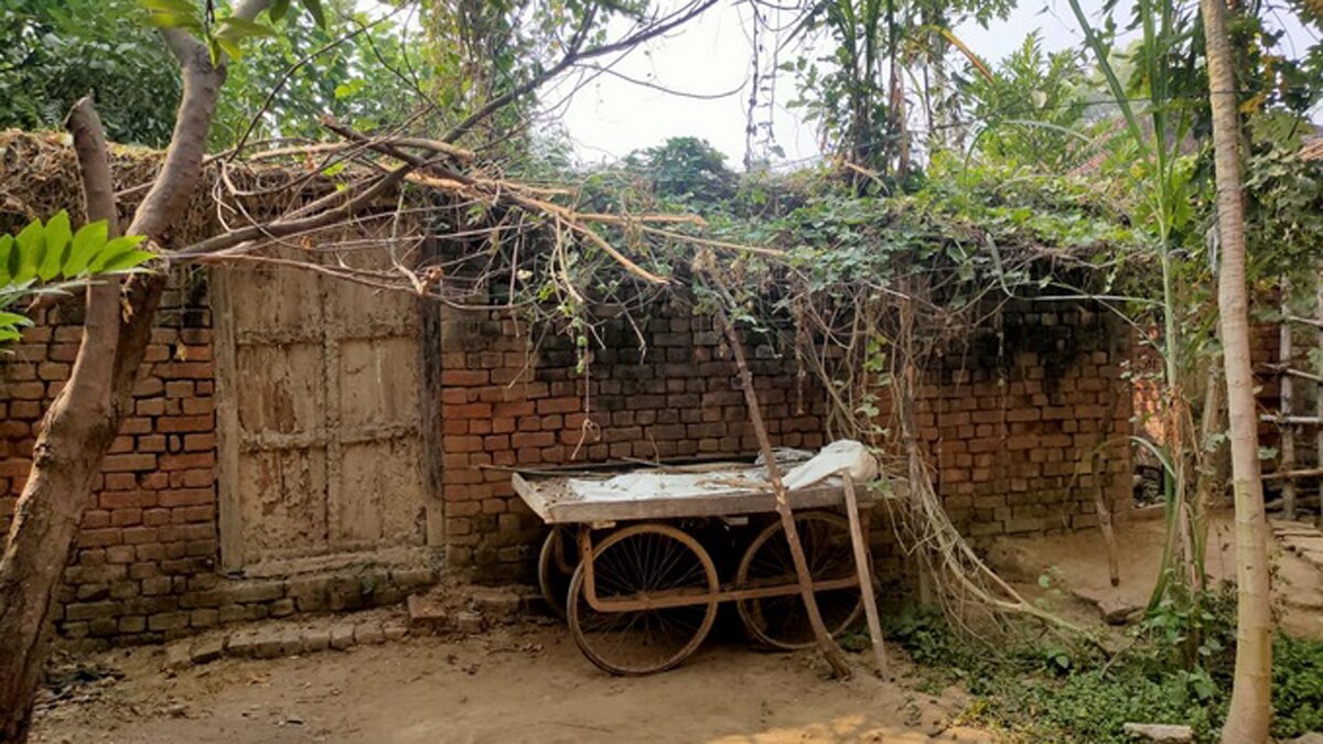 युवक को सपने में दिखा घर में गड़ा सोने से भरा घड़ा.