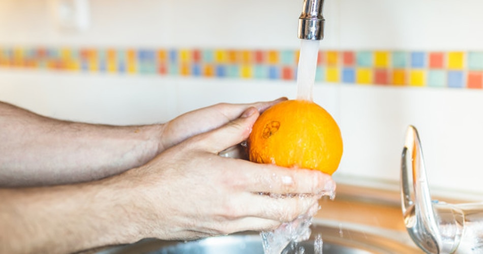 रगड़कर धोएं