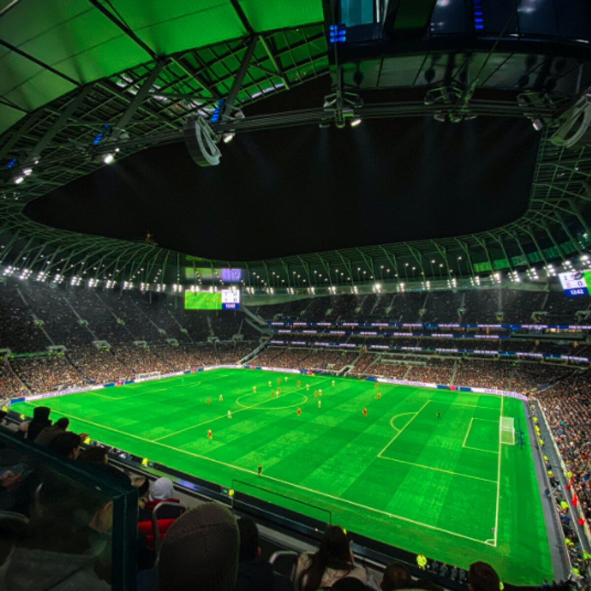 फुटबॉल स्टेडियम