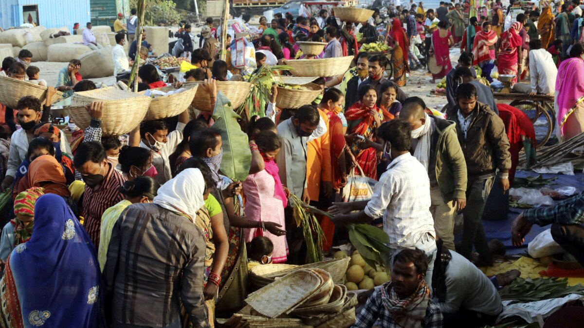 कोरोना काल में कैसे मनाई जा रही है छठ, दिल्ली-मुंबई-बिहार से तस्वीरें