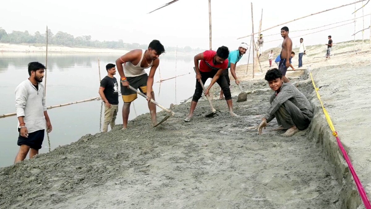 कोरोना काल में कैसे मनाई जा रही है छठ, दिल्ली-मुंबई-बिहार से तस्वीरें