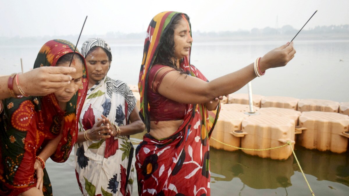 कोरोना काल में कैसे मनाई जा रही है छठ, दिल्ली-मुंबई-बिहार से तस्वीरें