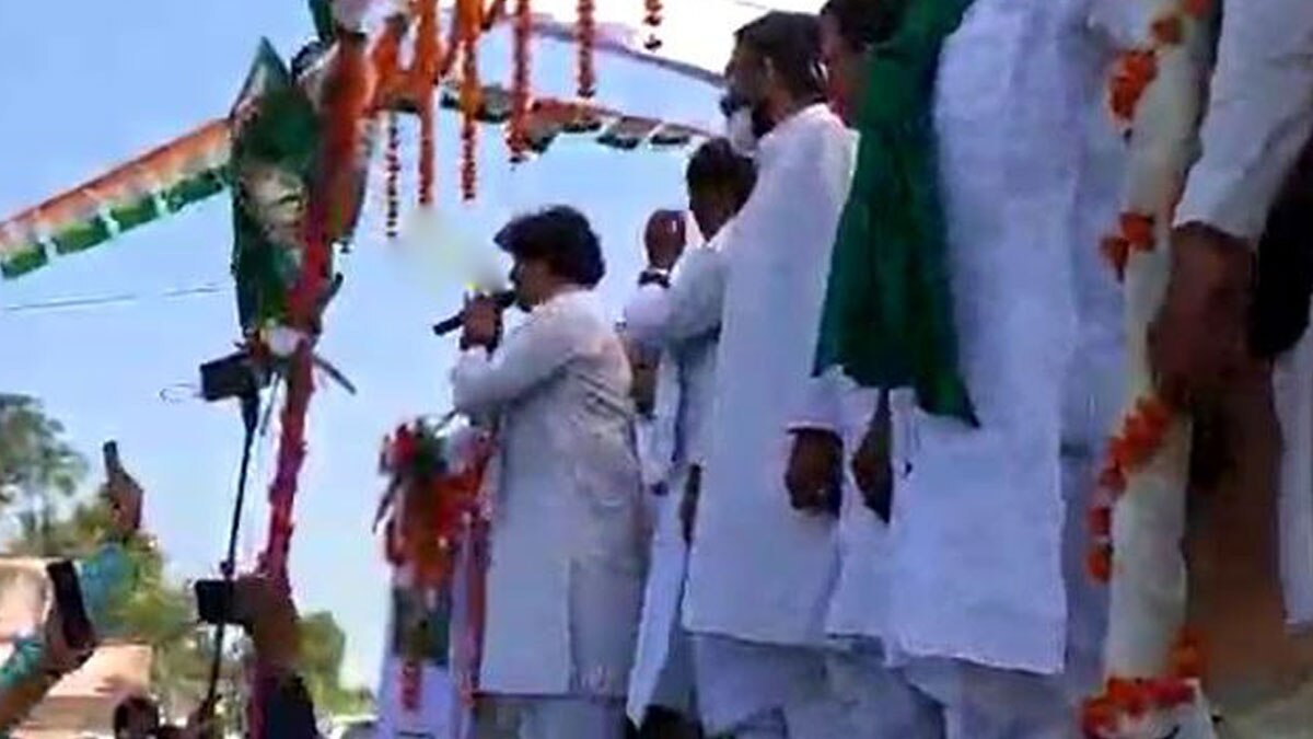 मंच हुआ मंच धराशाई (फोटो ANI)