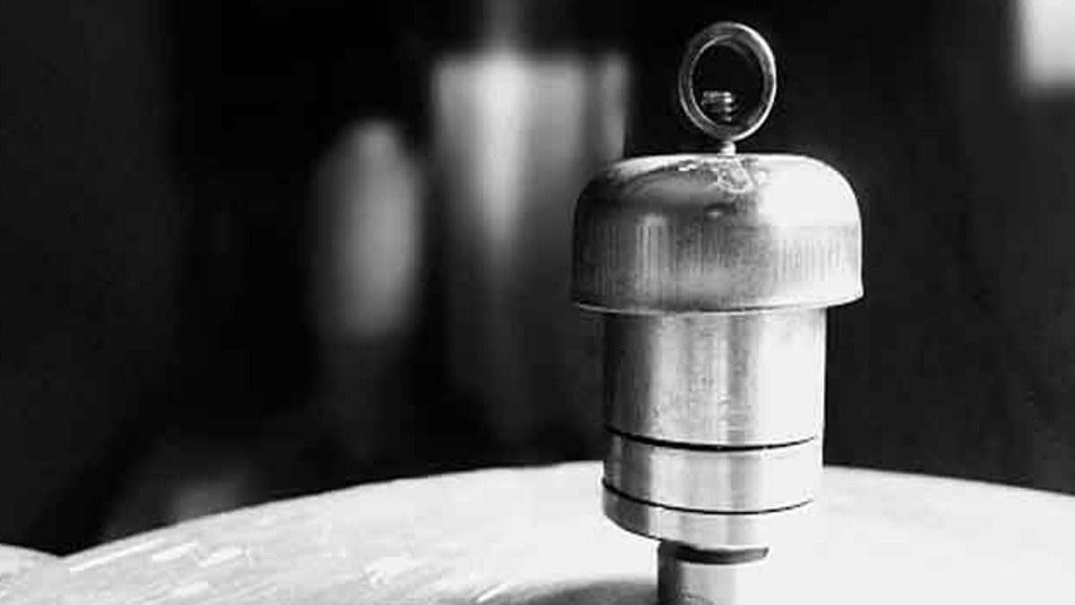 प्रेशर कुकर उठाते ही महिला के माथे में धंस गई सीटी, जान तो बची लेकिन आंख नहीं 