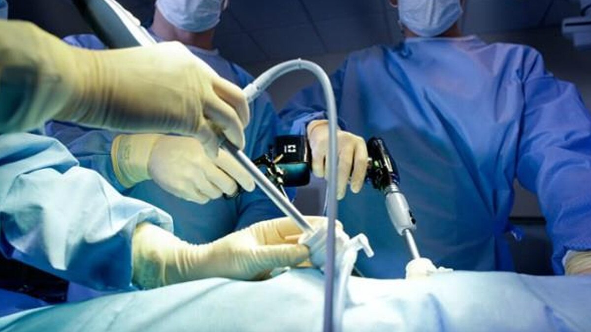 प्रेशर कुकर उठाते ही महिला के माथे में धंस गई सीटी, जान तो बची लेकिन आंख नहीं 