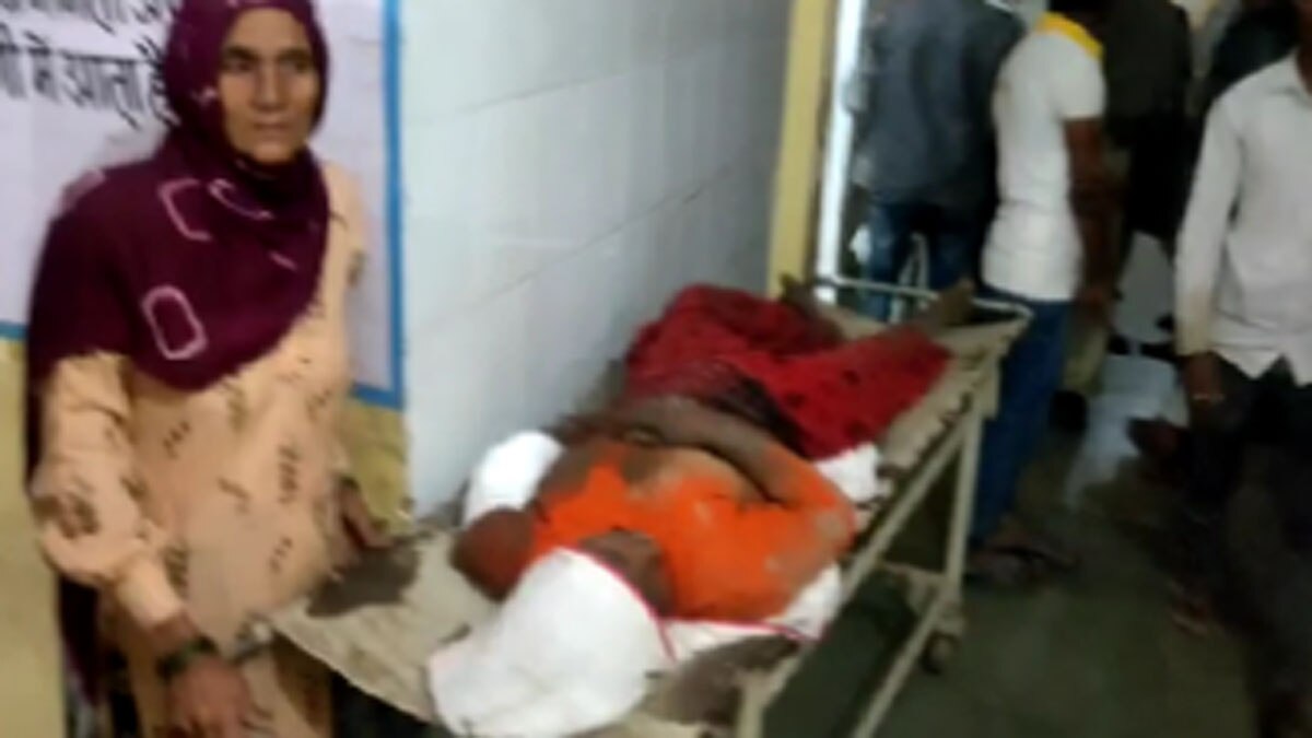 पंचायत चुनावों को लेकर दो पक्षों में पथराव और फायरिंग हुई (फोटो आजतक)