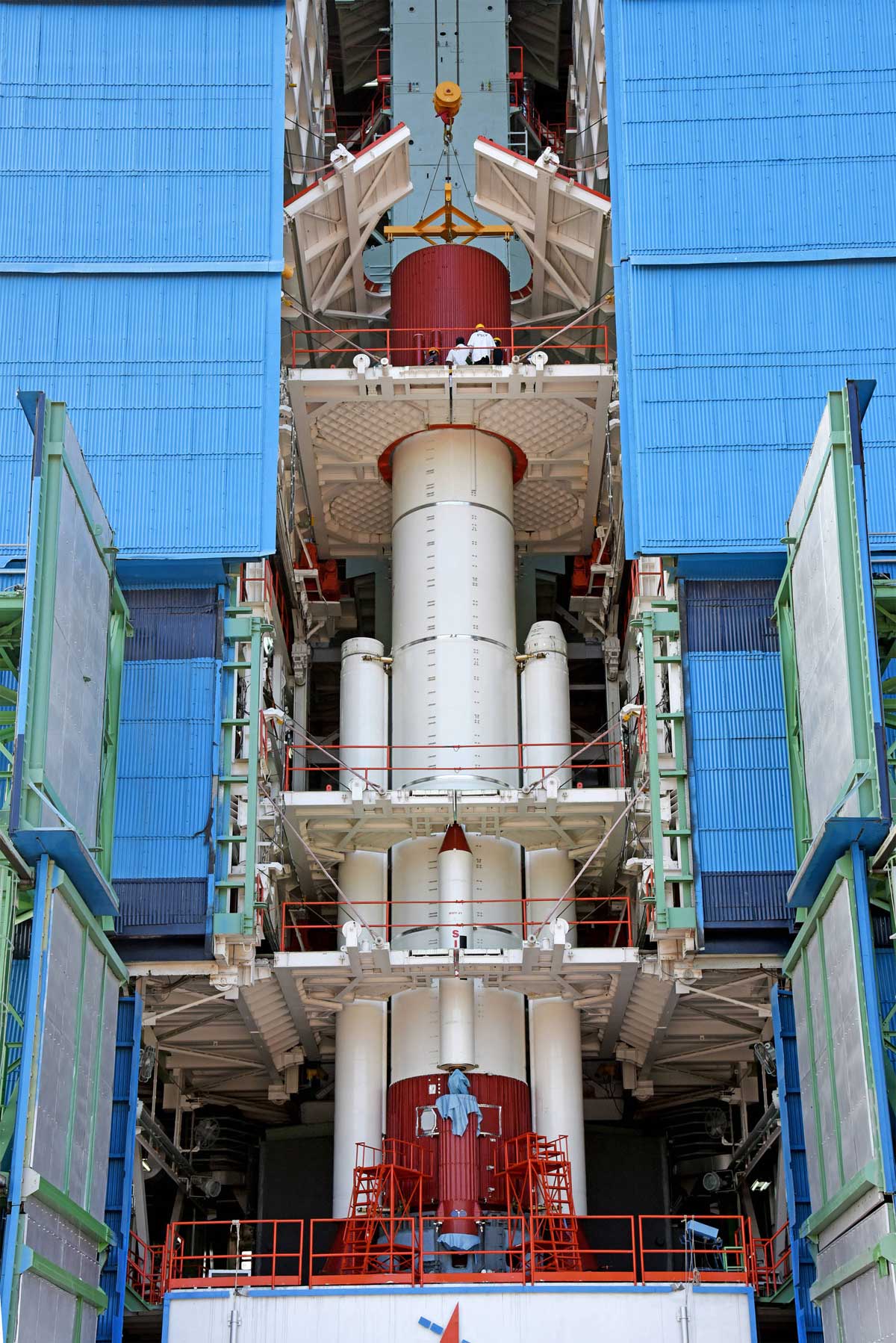 इसरो सैटेलाइट 'EOS-01' (अर्थ ऑब्जर्वेशन सैटेलाइट) को PSLV-C49 रॉकेट से लॉन्च करेगा. 	