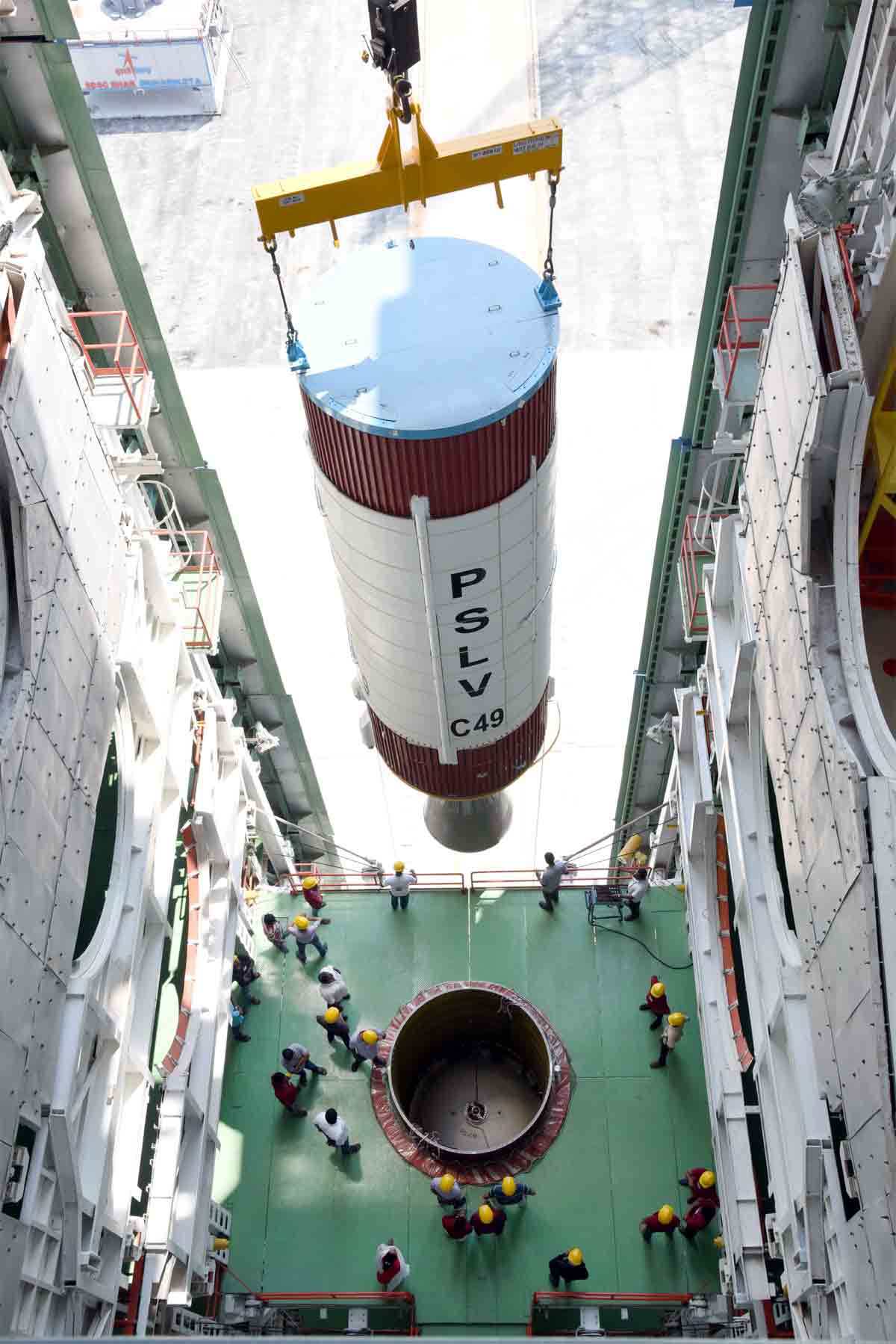 इसरो सैटेलाइट 'EOS-01' (अर्थ ऑब्जर्वेशन सैटेलाइट) को PSLV-C49 रॉकेट से लॉन्च करेगा. 	