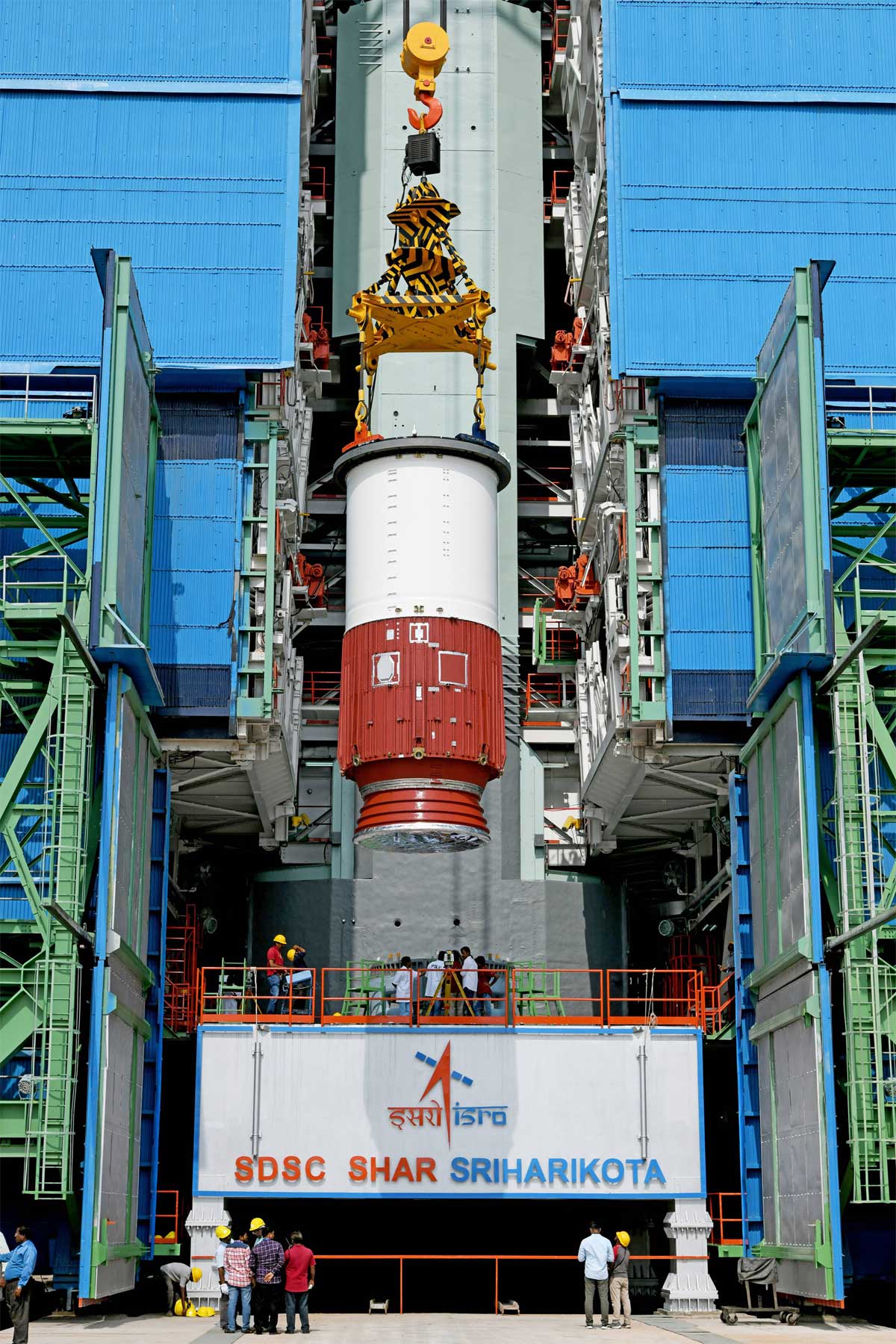 इसरो सैटेलाइट 'EOS-01' (अर्थ ऑब्जर्वेशन सैटेलाइट) को PSLV-C49 रॉकेट से लॉन्च करेगा. 	