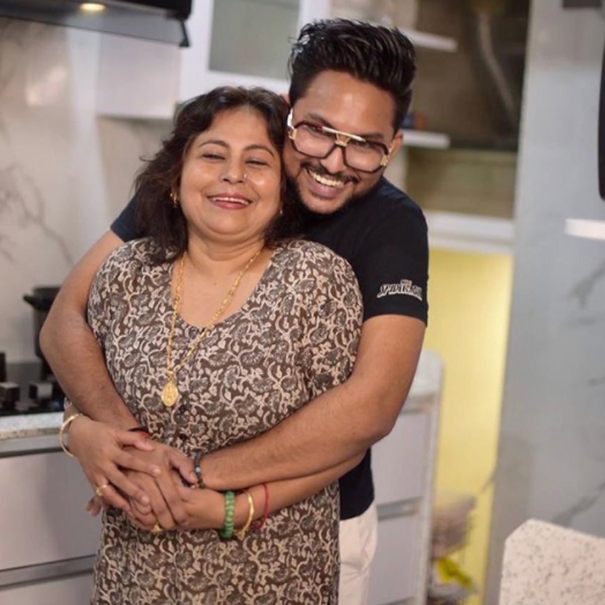 जान कुमार सानू अपनी मां के साथ 