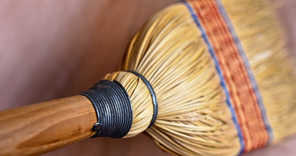  झाड़ू का दान करें