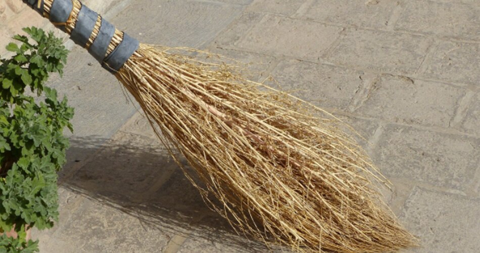 फर्श पर लिटाकर रखें झाड़ू