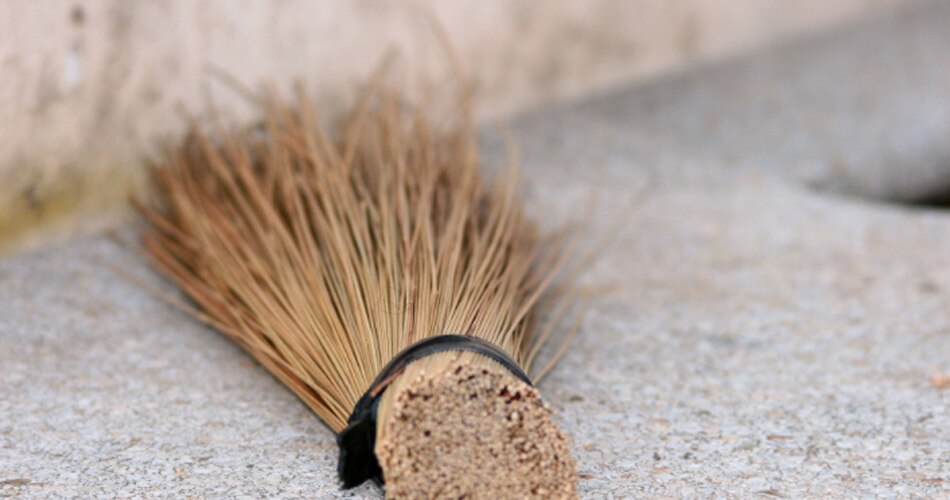 झाड़ू पर ना लगाएं पैर