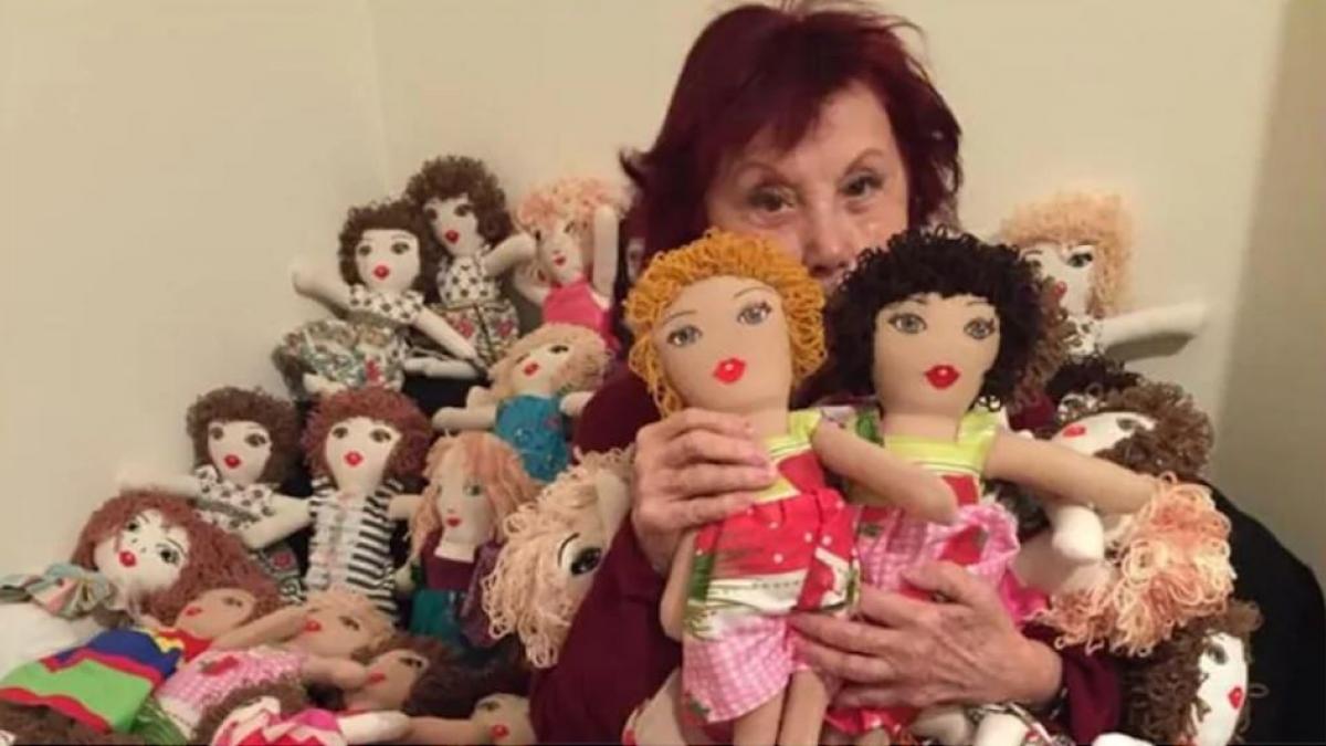 लड़कियों के लिए बूढ़ी महिला ने बनाई गुड़िया