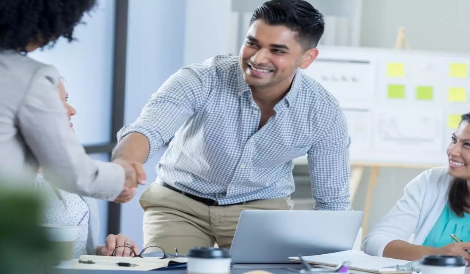 'रिसेप्शनिस्ट' बनकर लिया शख्स का इंटरव्यू