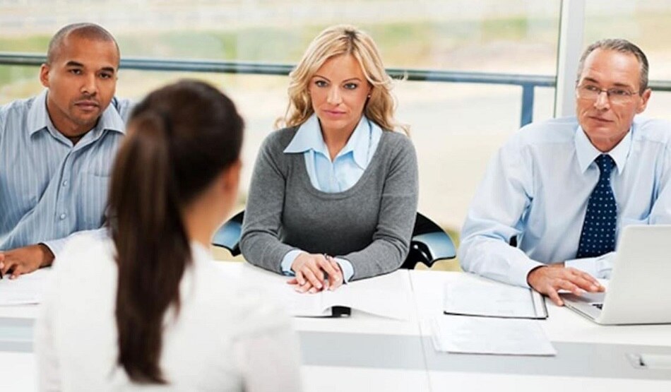 'रिसेप्शनिस्ट' बनकर लिया शख्स का इंटरव्यू