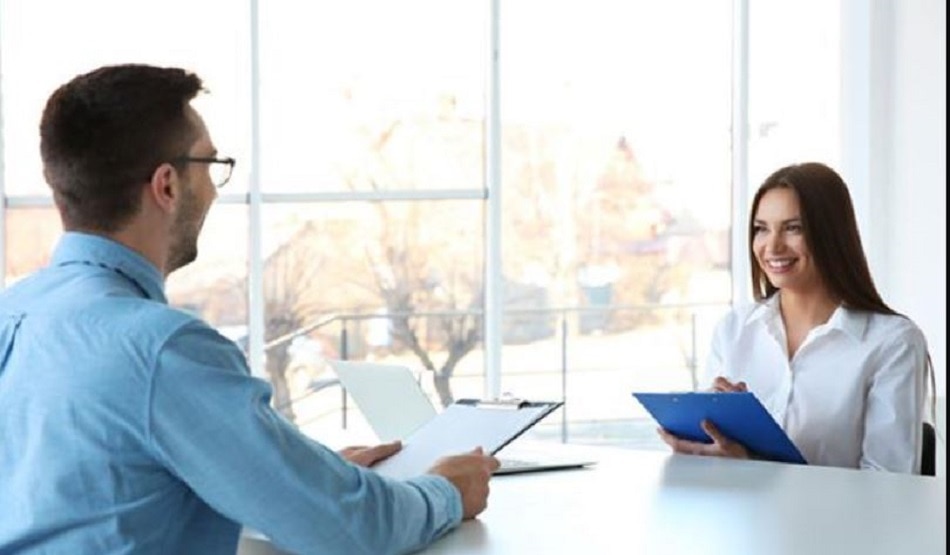 'रिसेप्शनिस्ट' बनकर लिया शख्स का इंटरव्यू