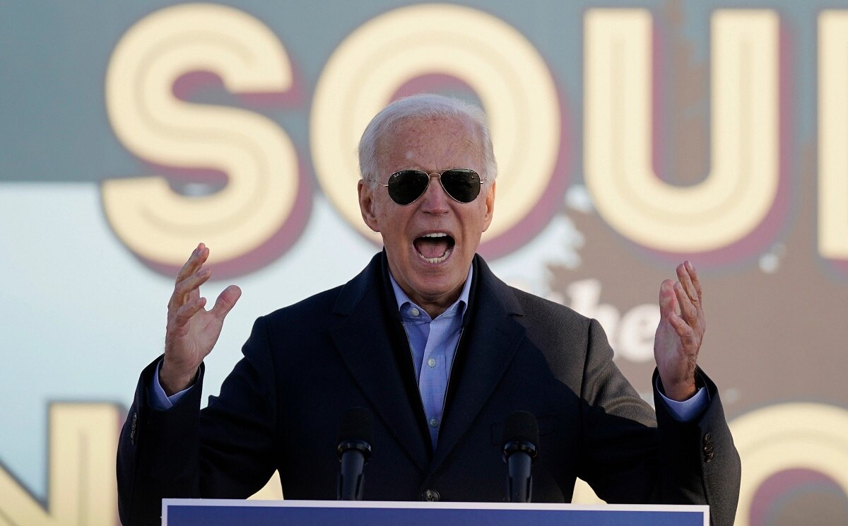 जो बिडेन को है महिलाओं के बाल सूंघने की लत