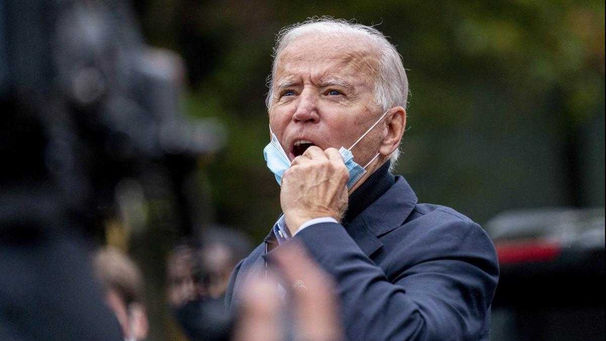 जो बिडेन को है महिलाओं के बाल सूंघने की लत