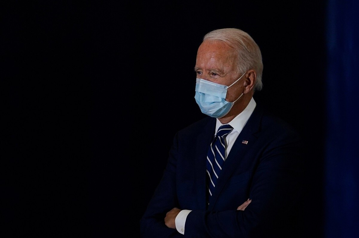 जो बिडेन को है महिलाओं के बाल सूंघने की लत