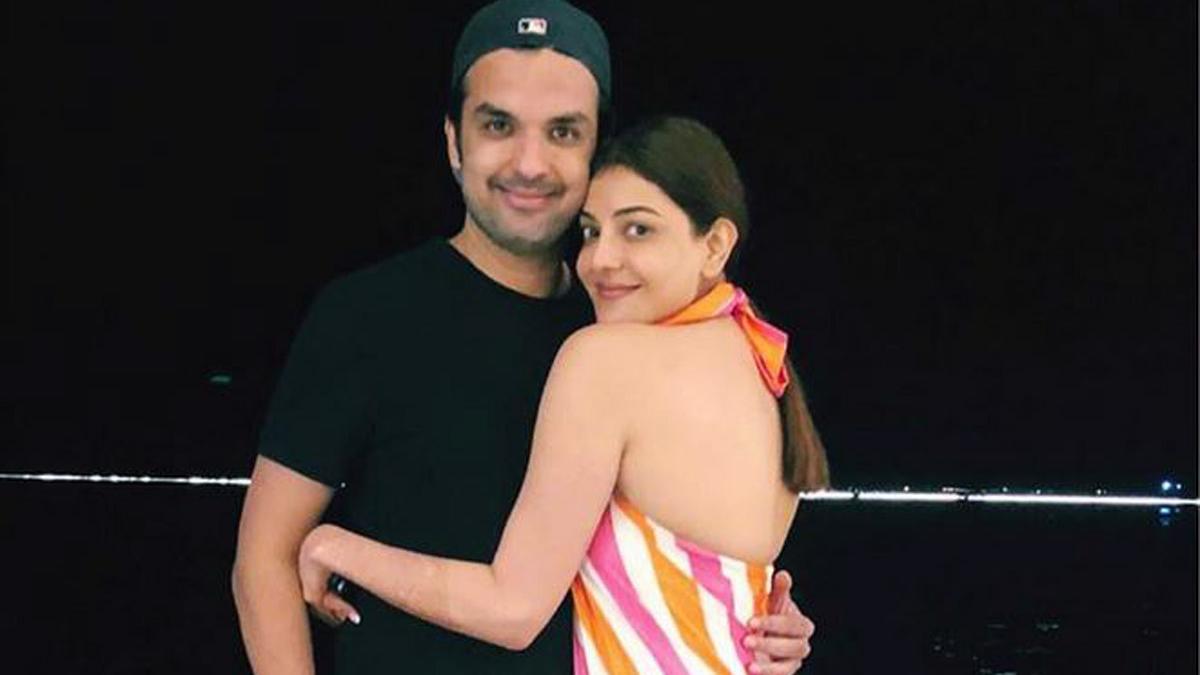 पति संग काजल