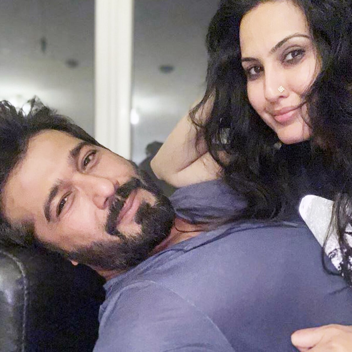 पति संग काम्या