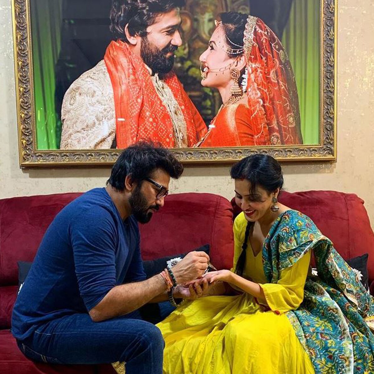 पति संग काम्या