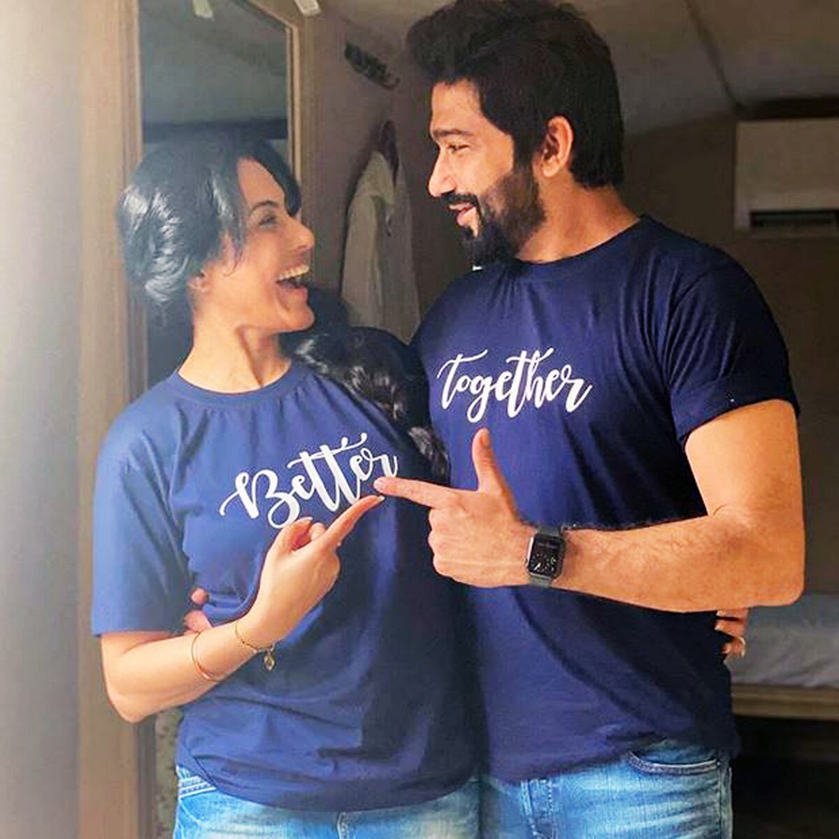 पति संग काम्या