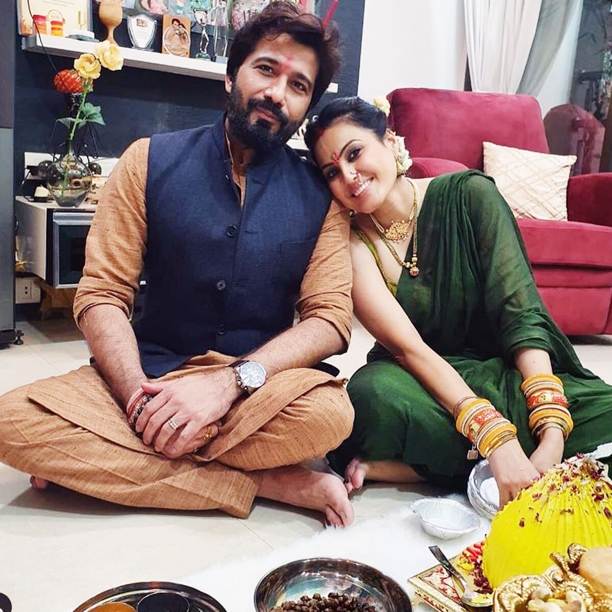 पति संग काम्या