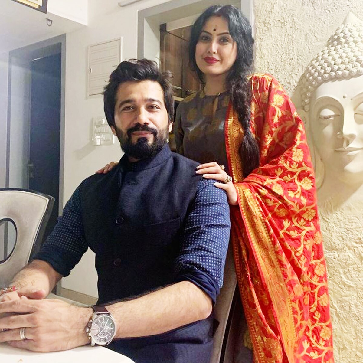 पति संग काम्या