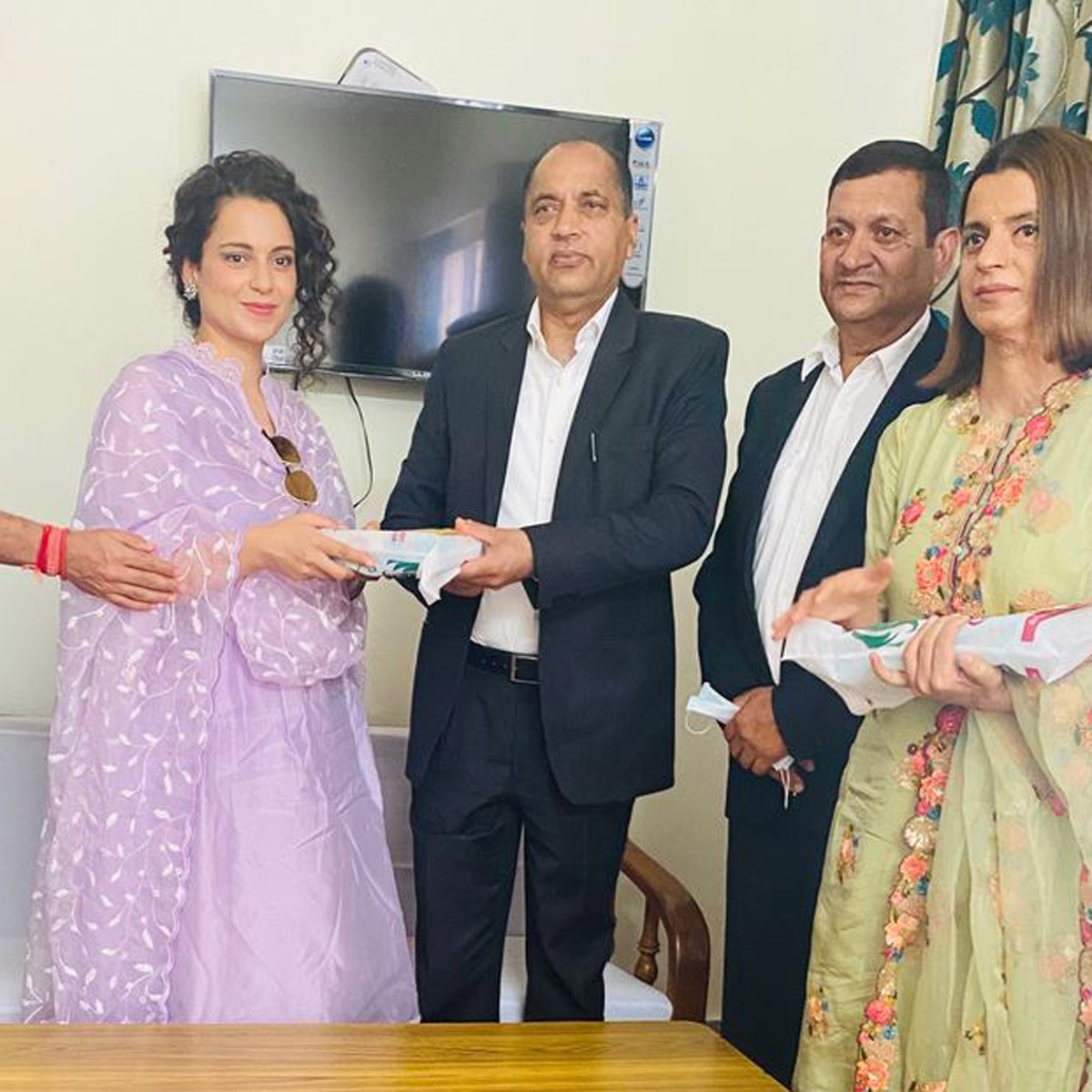 केंद्रीय मंत्री महेंद्र सिंह ठाकुर संग कंगना रनौत