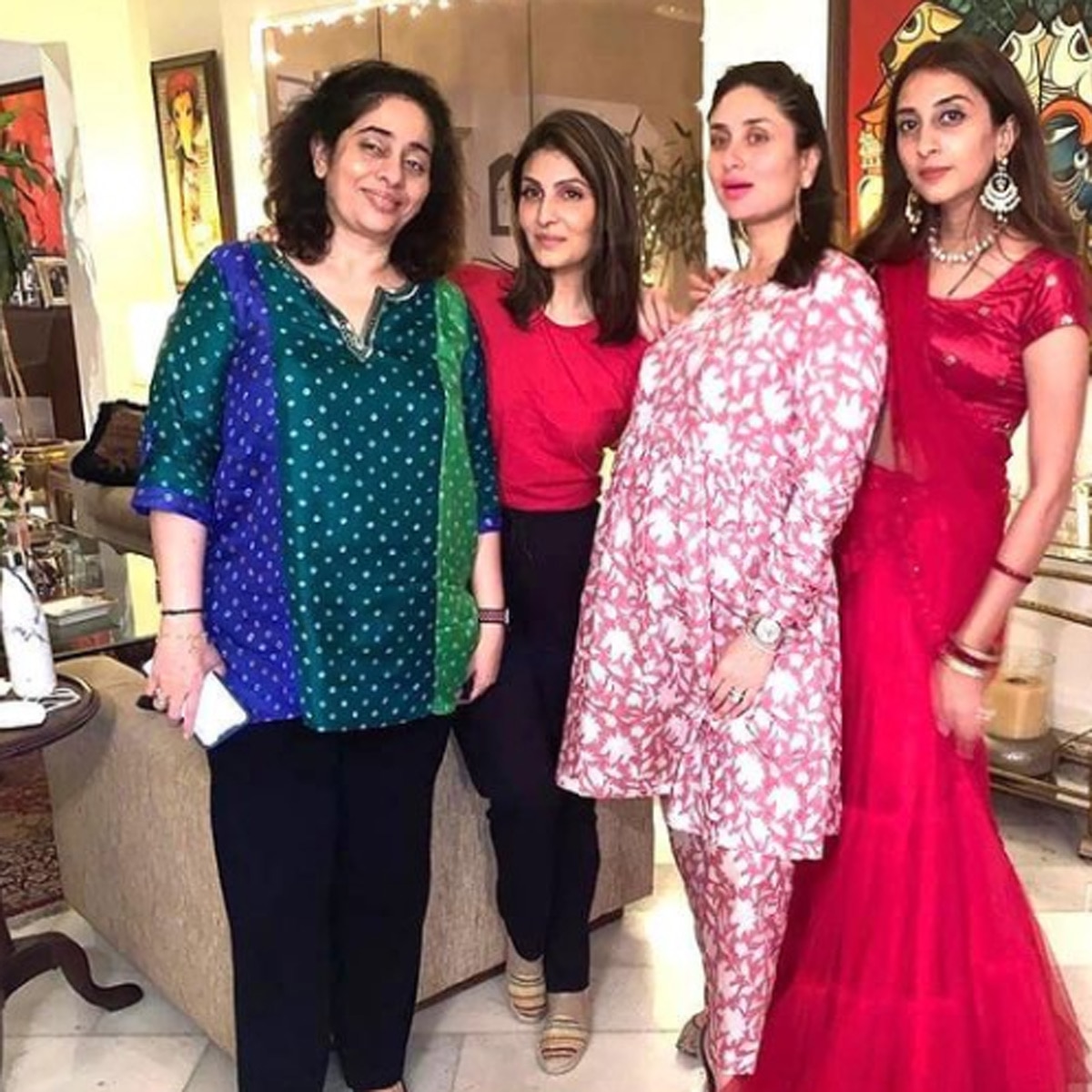 करीना कपूर दोस्तों के साथ 