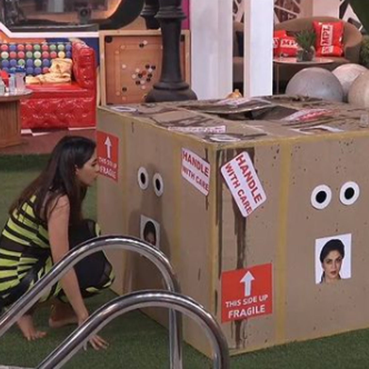 ड‍िब्बे में बंद कव‍िता कौश‍िक 