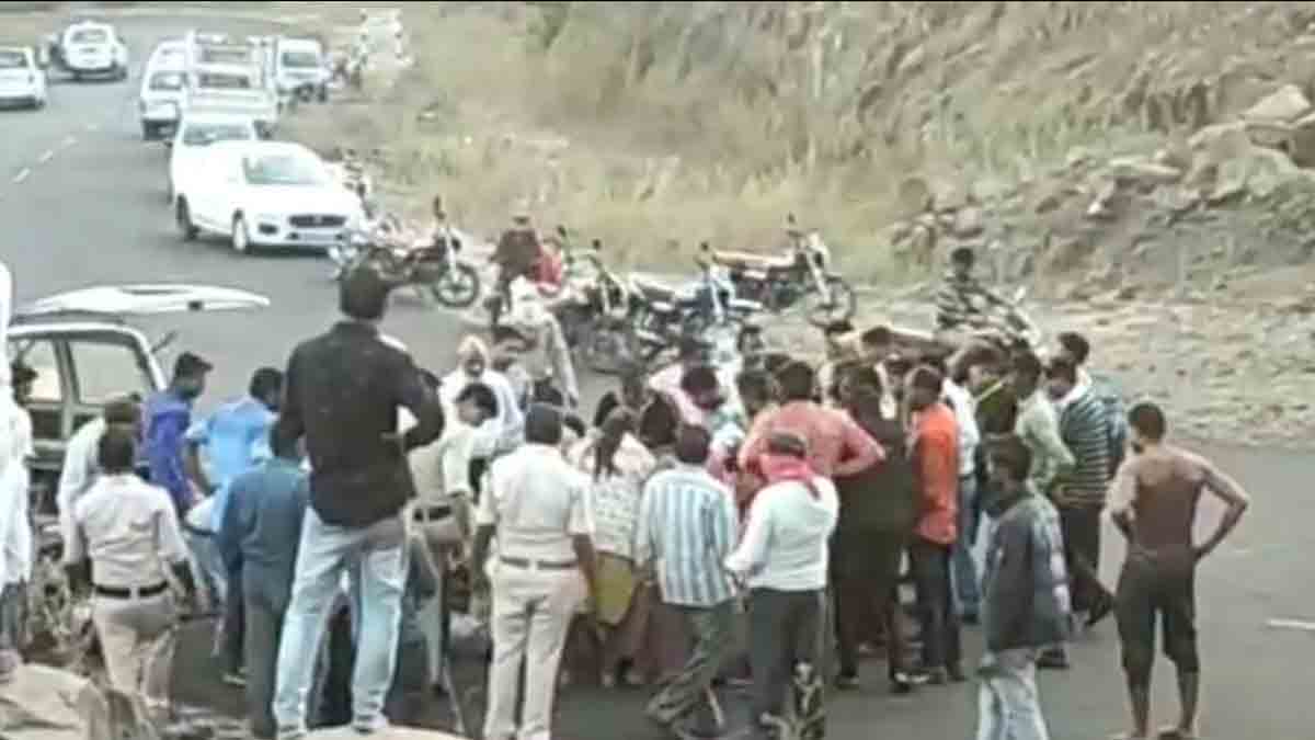 woman fell in ditch in khargone taking selfie. 