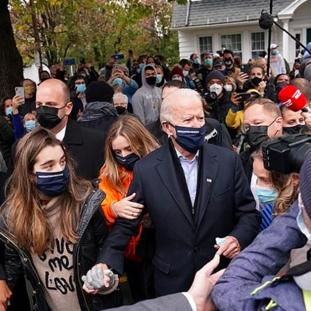 जो बाइडेन अपने समर्थकों के साथ 