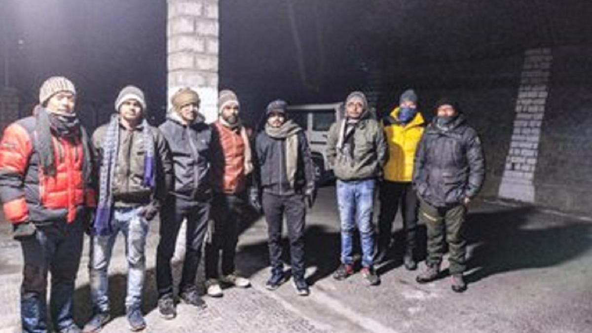 माइनस 15 डिग्री में फंसे थे इंजीनियर