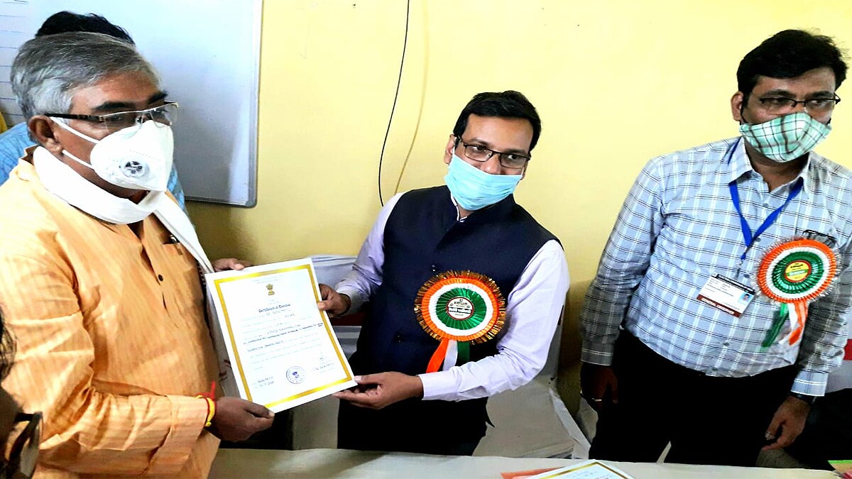 NDA wins 8 out of 10 seats onion thrown on Nitish Kumar