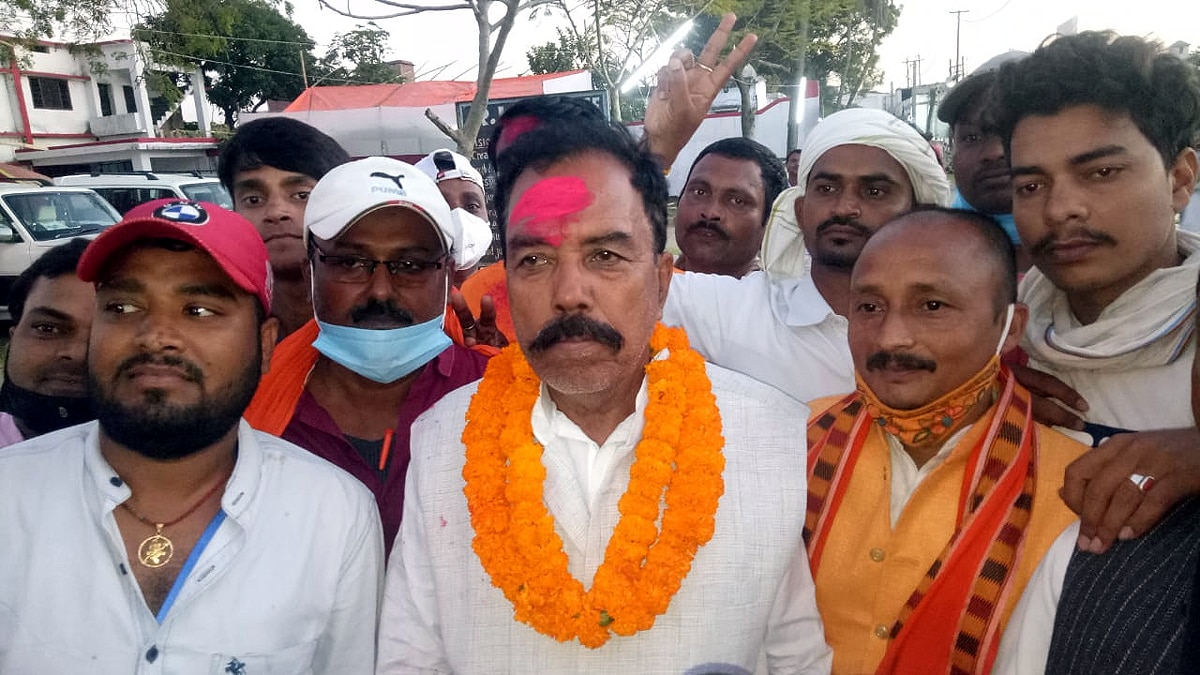 NDA wins 8 out of 10 seats onion thrown on Nitish Kumar