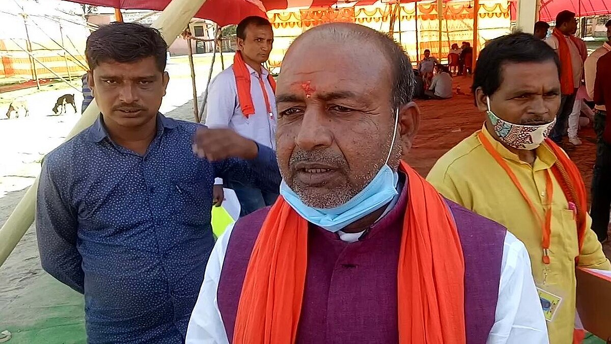 NDA wins 8 out of 10 seats onion thrown on Nitish Kumar