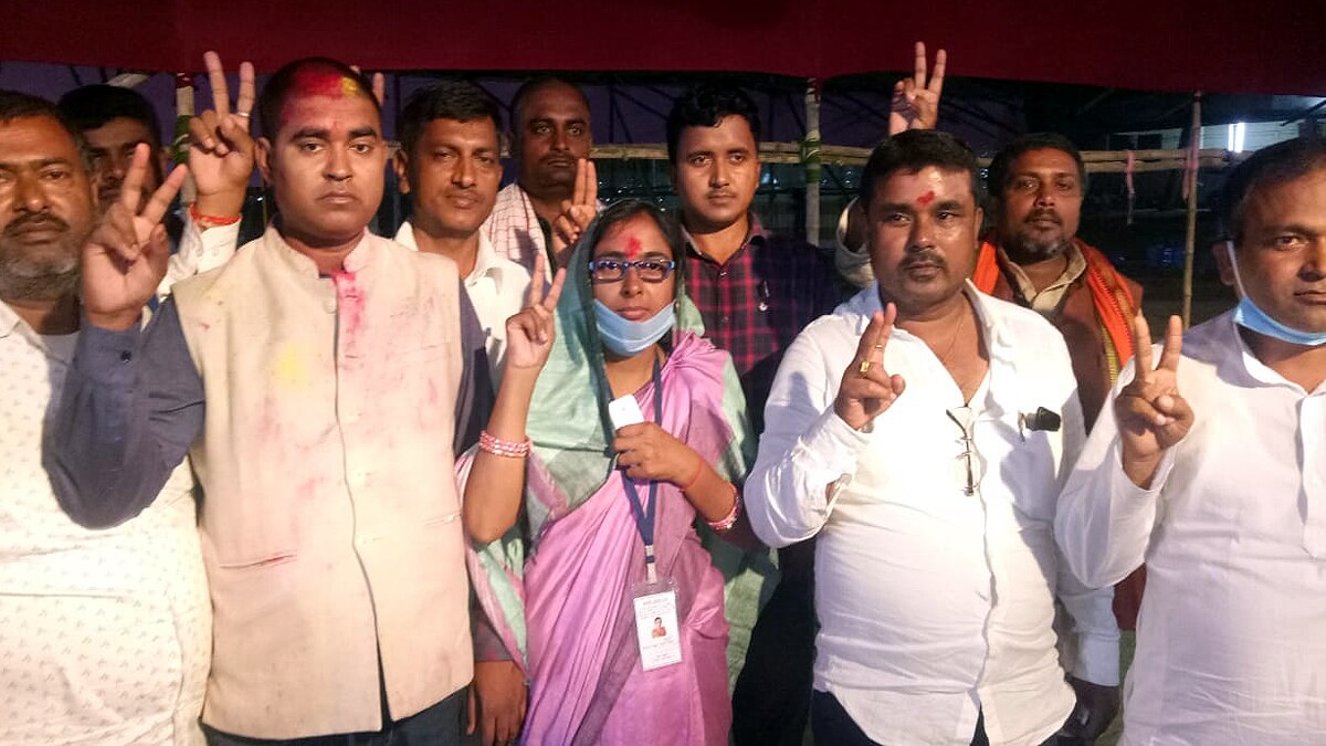 NDA wins 8 out of 10 seats onion thrown on Nitish Kumar