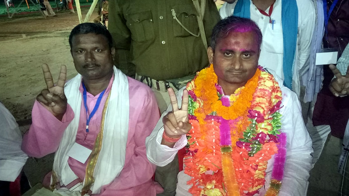 NDA wins 8 out of 10 seats onion thrown on Nitish Kumar